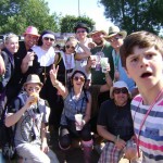 Glasto Chatphoto bomber, do you know this child??? He's our hero!